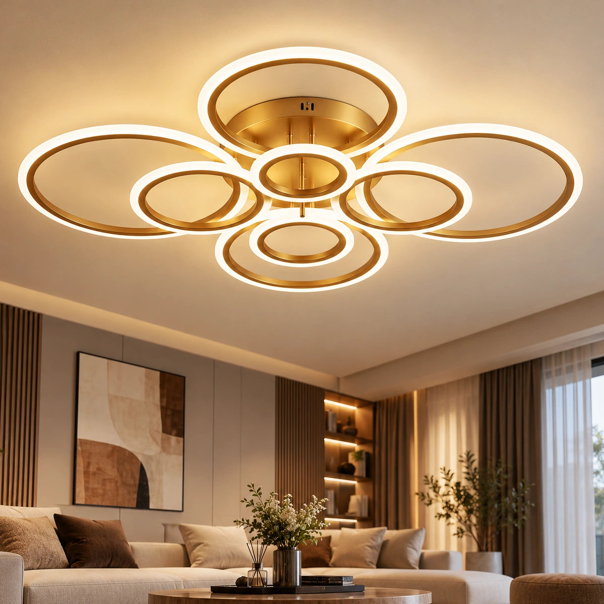 Lustra Circle 4+4 Gold cu opt cercuri distincte, montată pe tavan într-un living modern