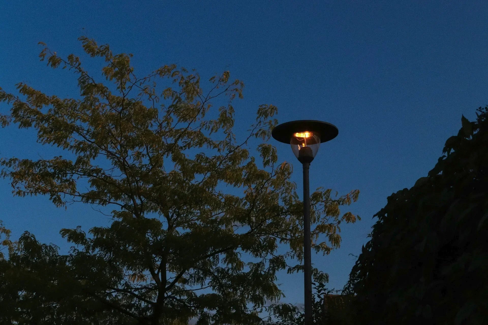 Cea mai buna lampa solara stradala 2025