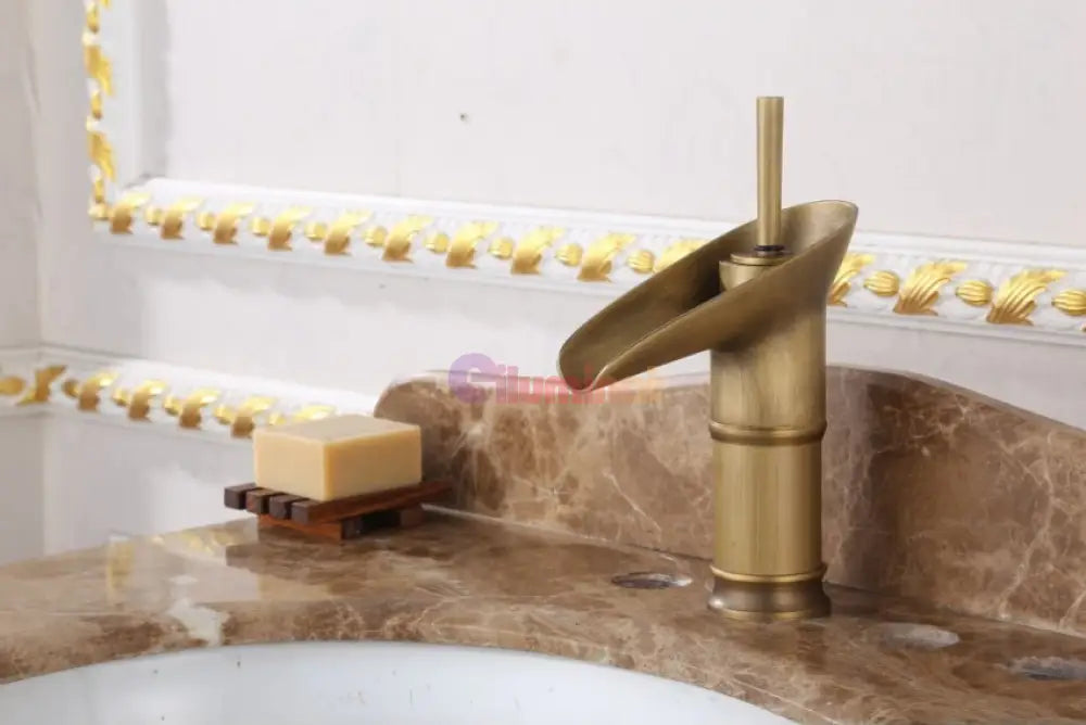 Baterie Lavoar Medie Bronz Antichizat Cascada 1764D Sink Faucet