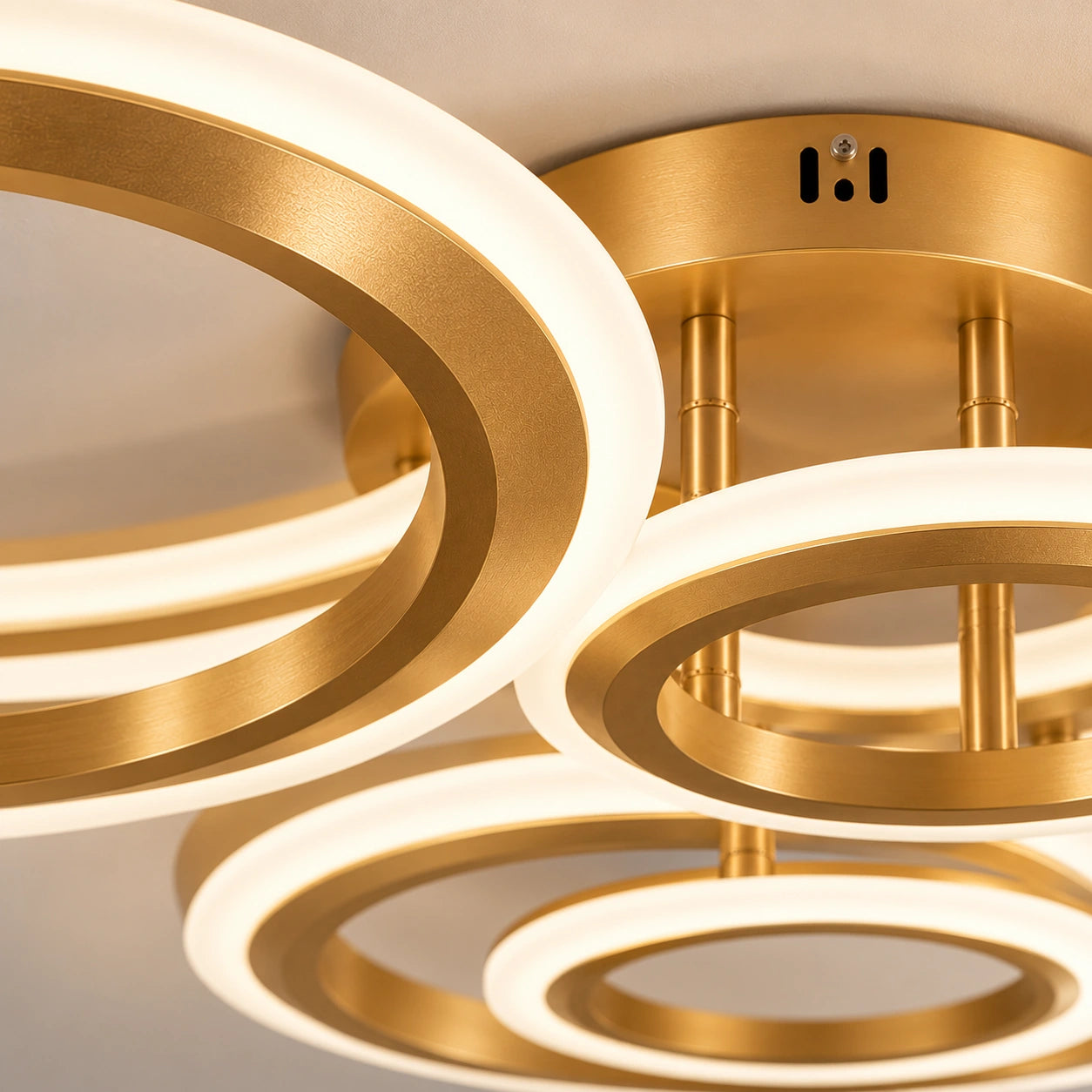 Prim-plan al profilelor aurii, difuzoarelor albe și suportului de tavan Circle Gold
